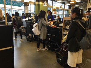 スーパーマーケットでショッピング