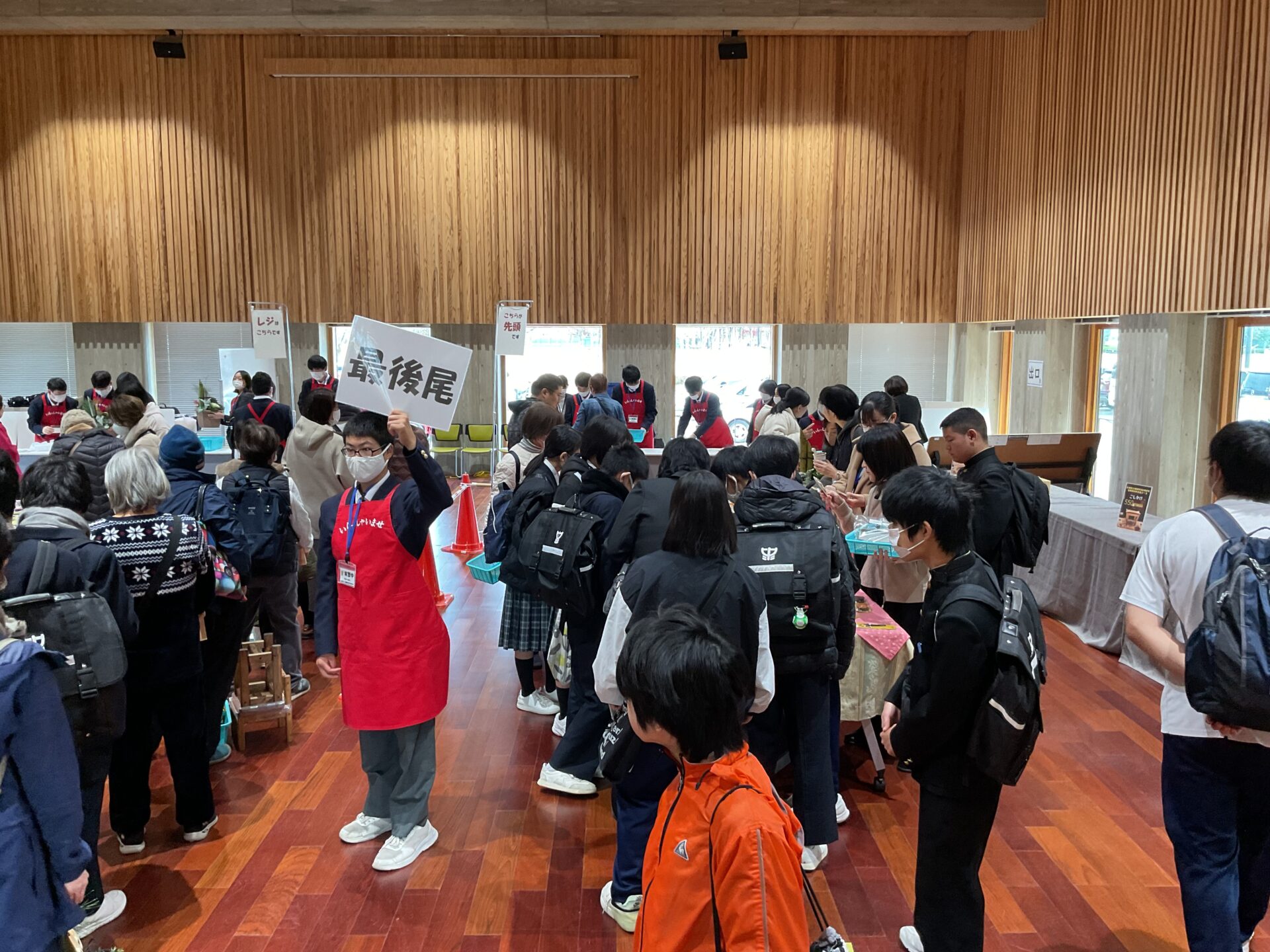 大盛況の販売実習