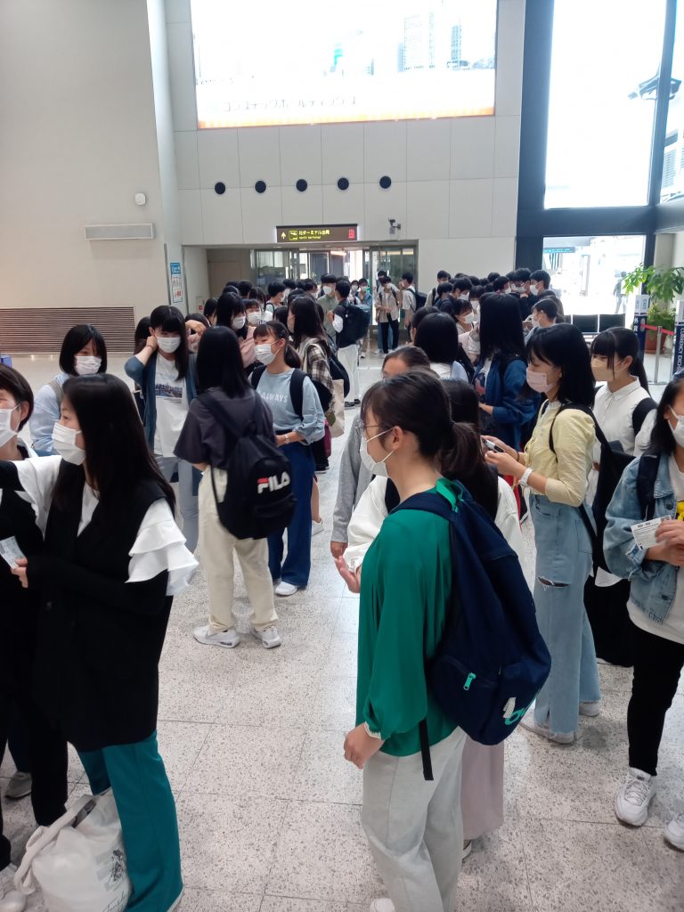 3457組 空港に到着しました。