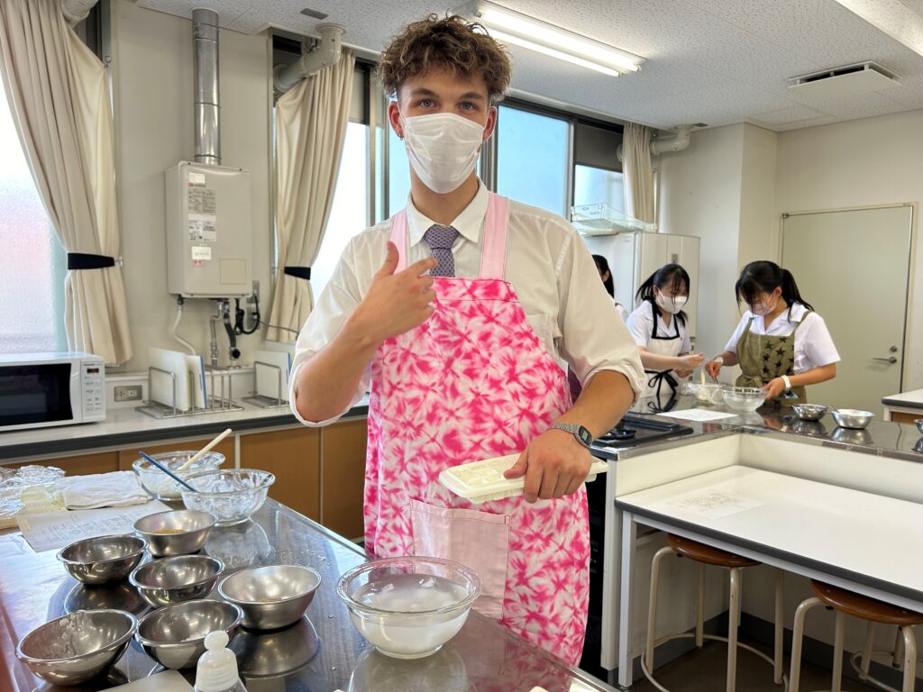 キャメロン先生と家庭科部のわらび餅づくり