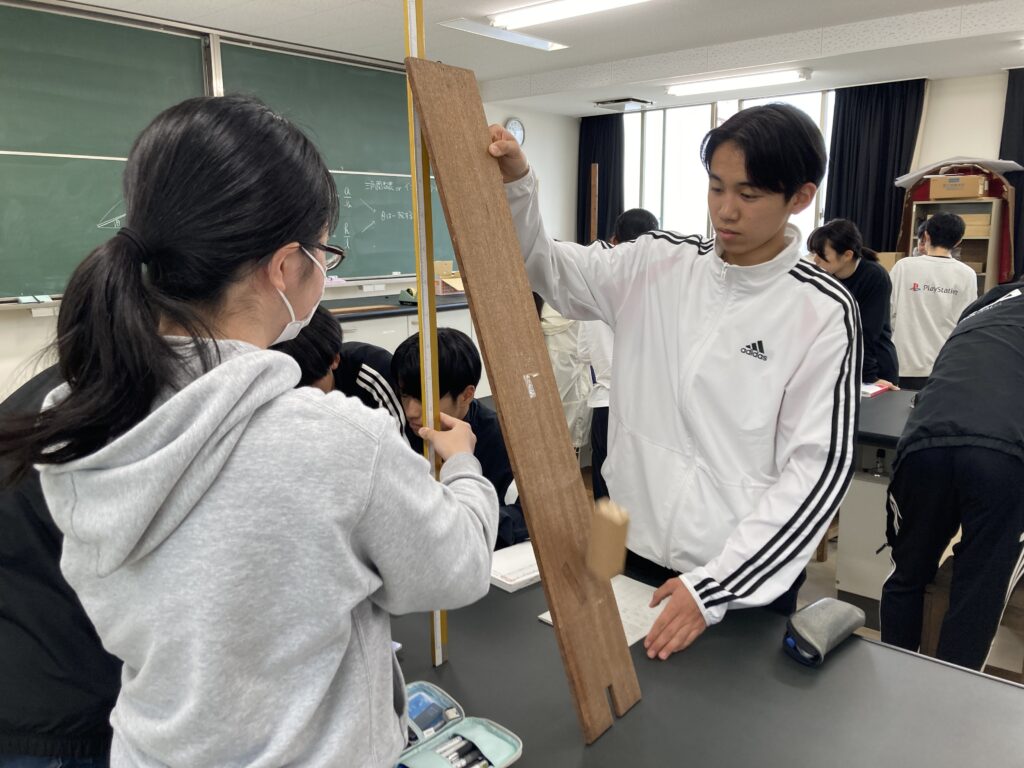 「力のモーメントと物体の回転」実験