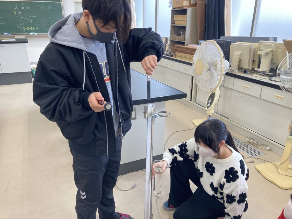 「気柱の共鳴」の実験をしました