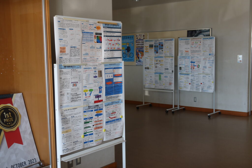 本館1階コモンスペースに探究ポスターを設置