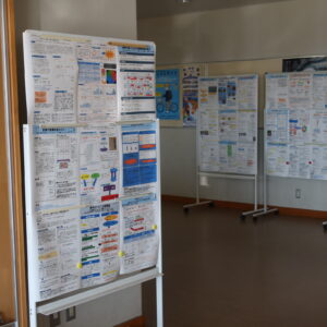 本館1階コモンスペースに探究ポスターを設置