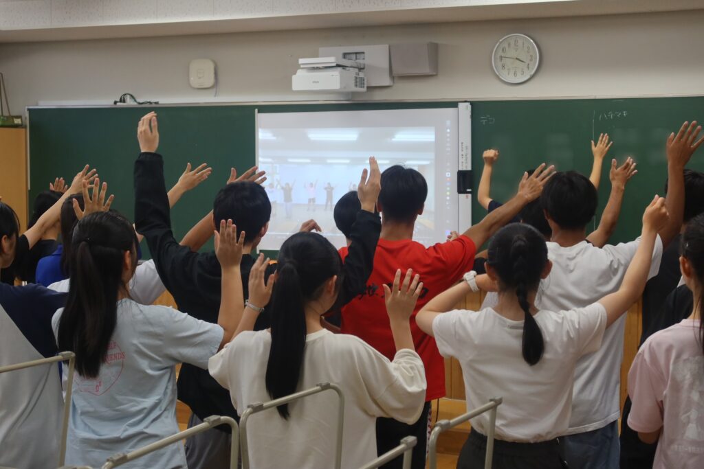 体育大会に向けて①　２年生ダンス練習