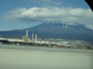 富士山が見えました。山頂は雲がかかっています