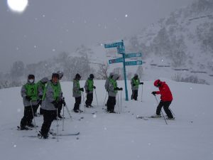 山頂から長い距離を滑り降ります