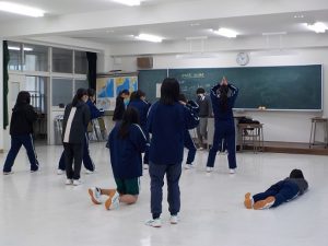 Read more about the article 3/18　特色類型特別講義「劇や表現について学ぶ」を行いました