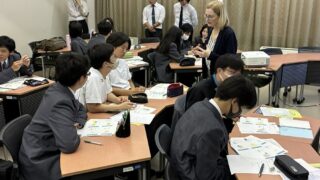 大学訪問で絵本翻訳の特別講義を受講しました