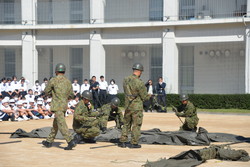 自衛隊テント設営見学